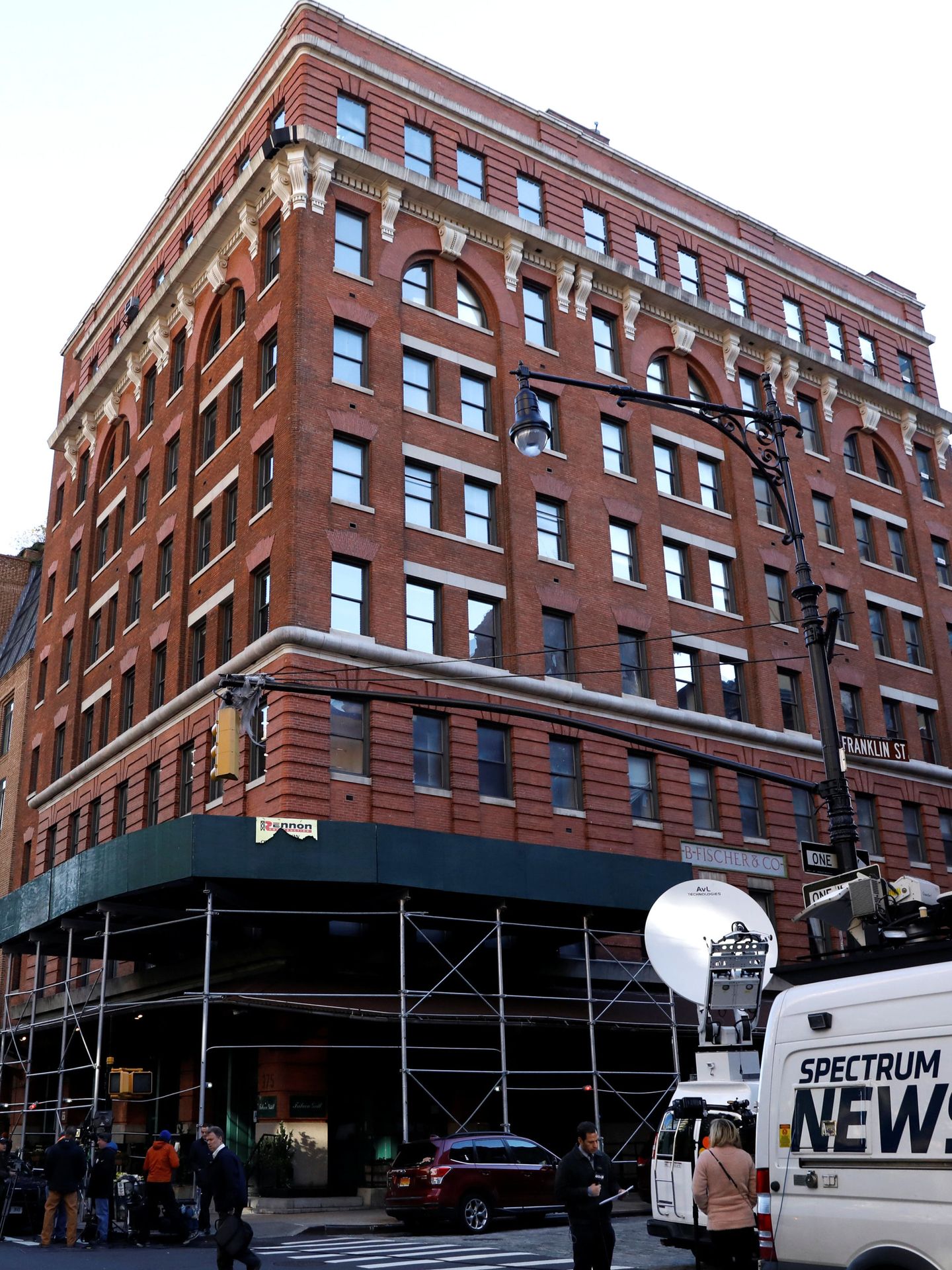 El edificio del actor y empresario Robert de Niro en Nueva York, rodeado de policías y medios tras recibir un paquete bomba. (Reuters)