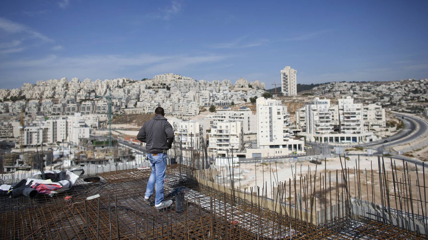 Un obrero en un edificio en construcción en el asentamiento de Har Homa, en Cisjordania. (Reuters)
