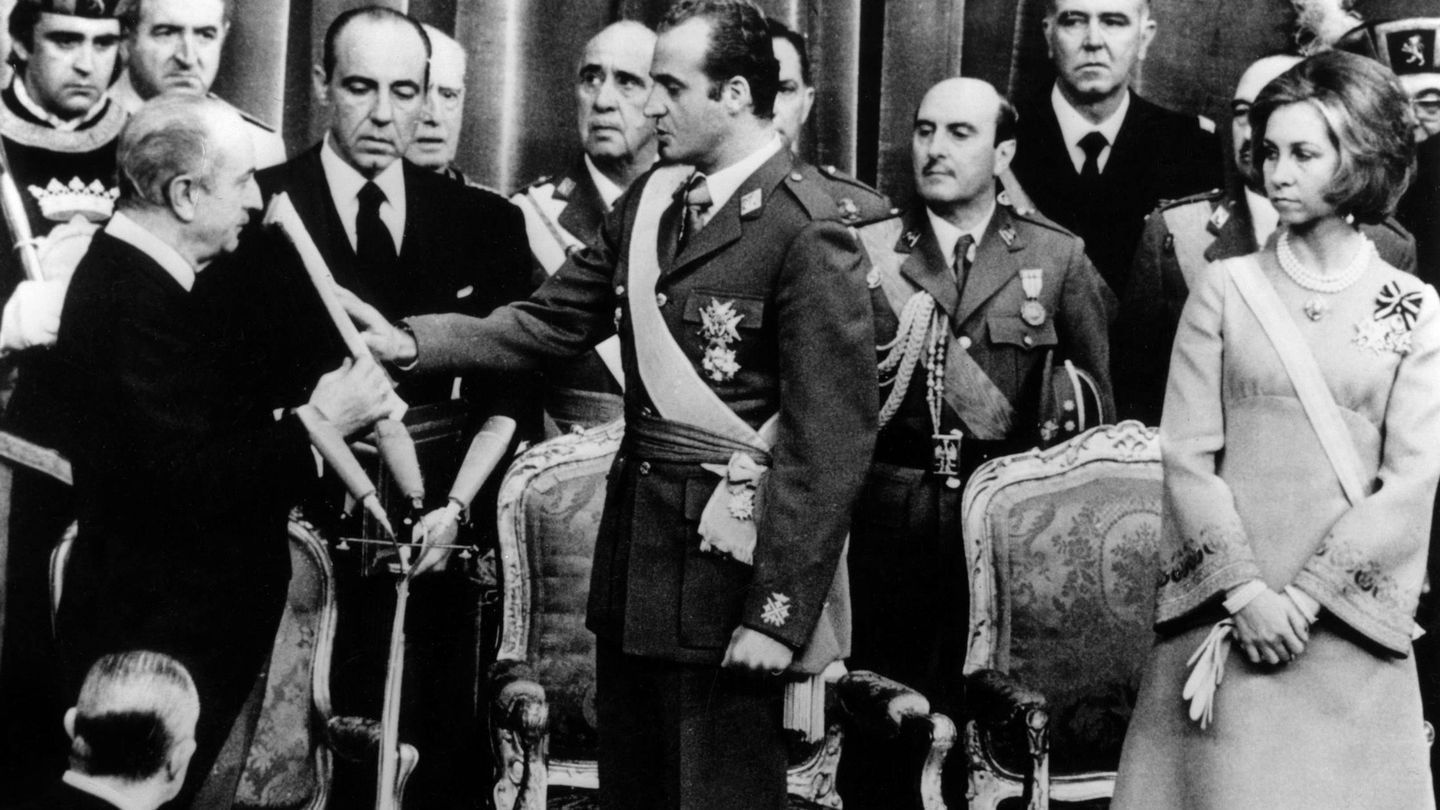 La reina Sofía, con el broche en la proclamación de Juan Carlos. (CP)