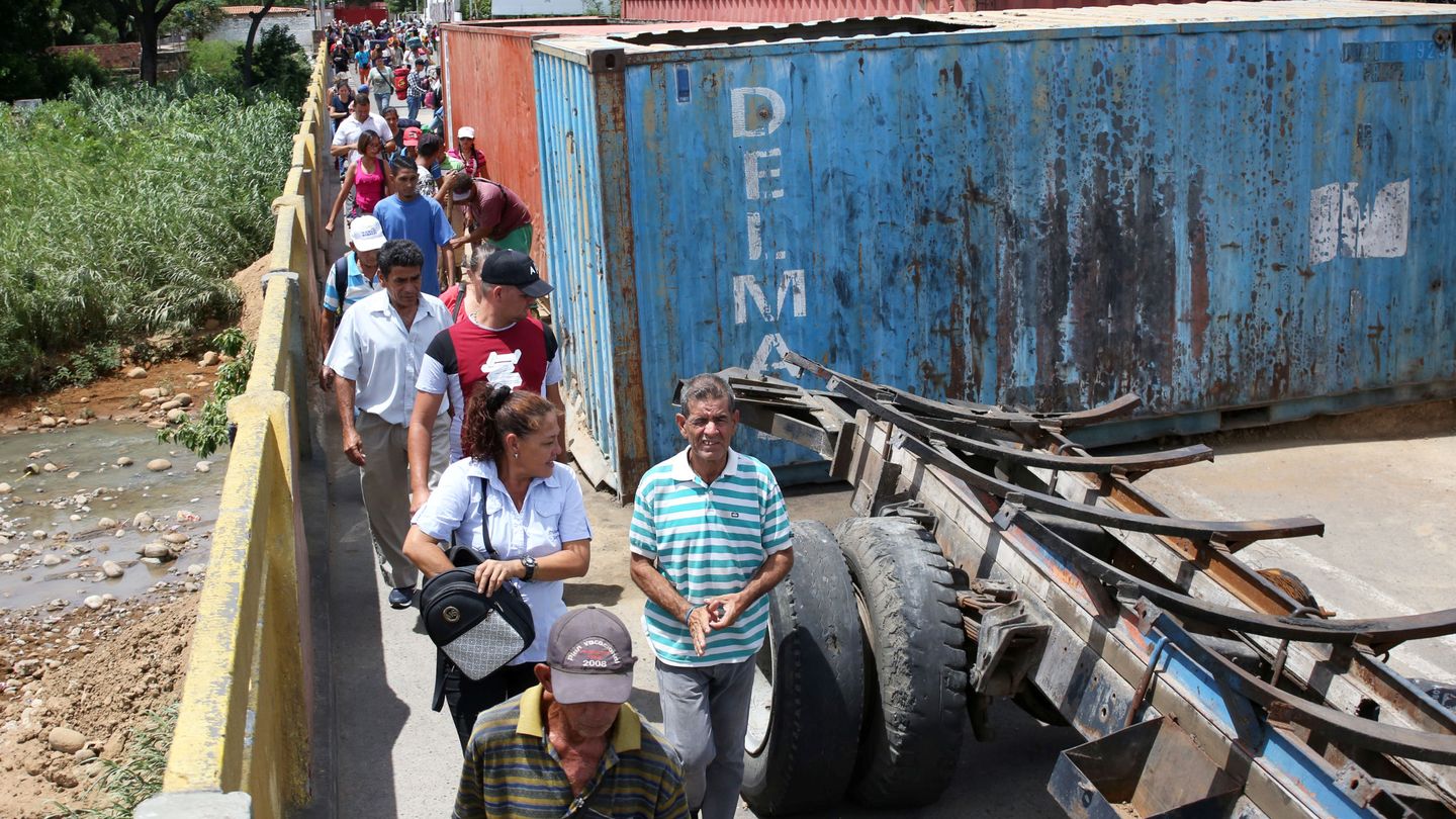 Personas cruzando la frontera colombo-venezolana, bloqueada parcialmente. (Reuters)