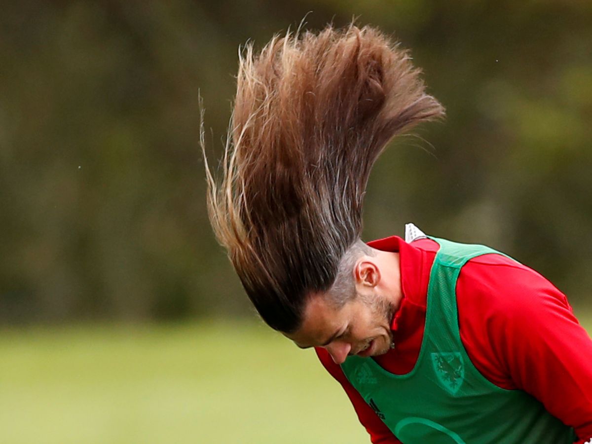 Foto: Gareth Bale, con la melena al viento, en un entrenamiento con la Selección de Gales. (Efe)