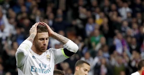 Foto: Sergio Ramos se lleva las manos a la cabeza tras una derrota del Real Madrid en la Liga. (EFE)