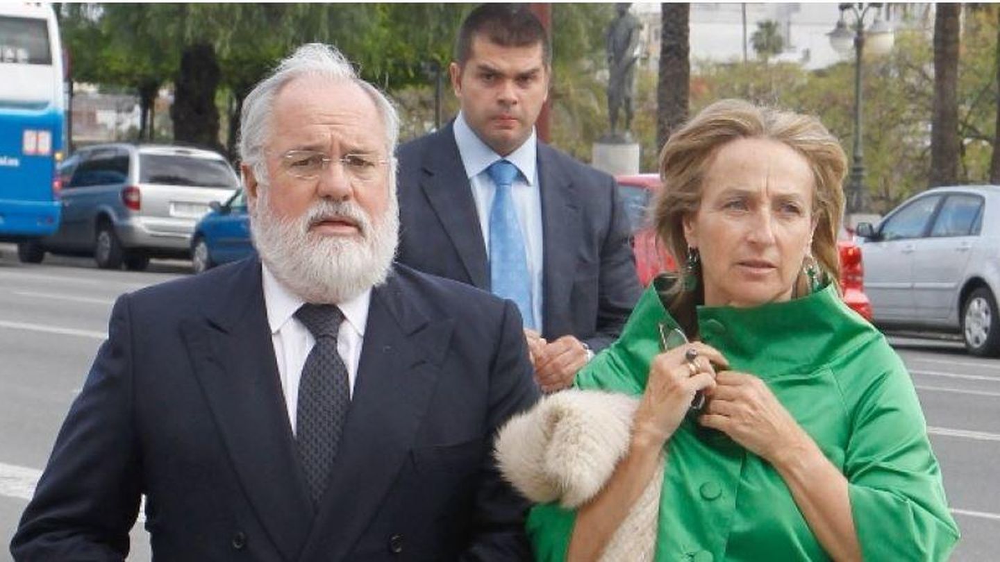 Arias Cañete con su esposa, Micaela Domecq. (EFE)
