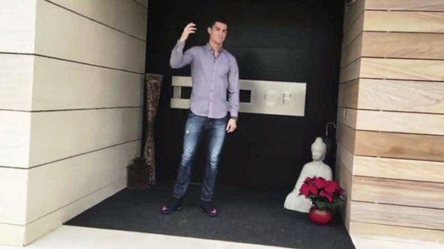 Ronaldo, en la puerta de su casa en La Finca que tienen grabada sus iniciales, 'CR'.