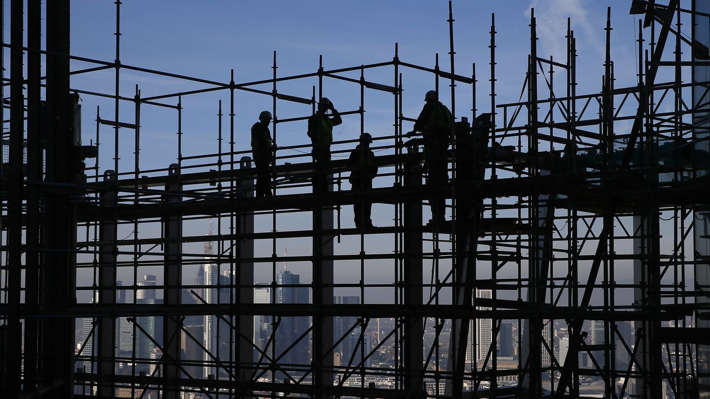 Obreros en las obras del nuevo cuartel del BCE en Fránkfurt, en octubre de 2013 (Reuters). 