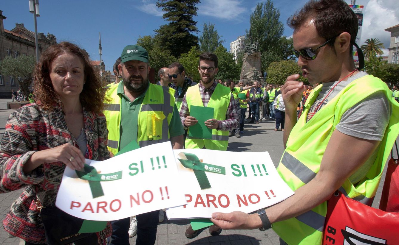 Dos trabajadores de Ence defienden la permanencia de la fábrica en Pontevedra. (EFE)