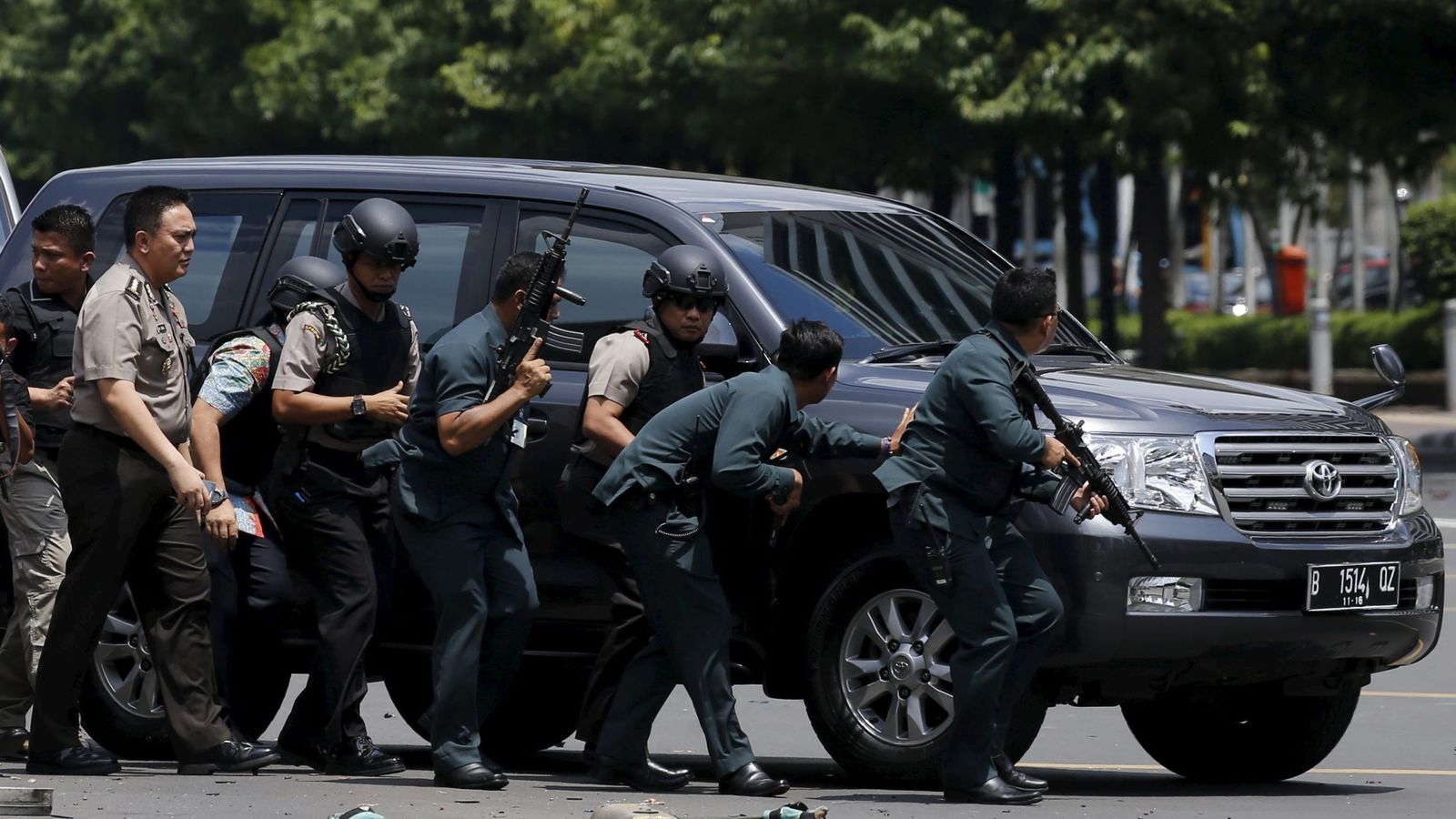 Foto: Miembros de la Policía de Yakarta durante los ataques. (Reuters)