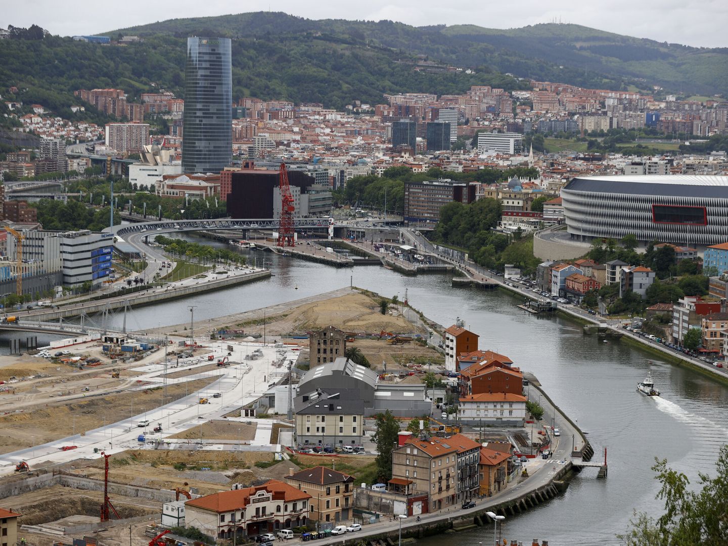 Bilbao se expande ahora urbanísticamente en Zorrozaurre —en la imagen—, una isla fluvial de más de 840.000 metros cuadrados.