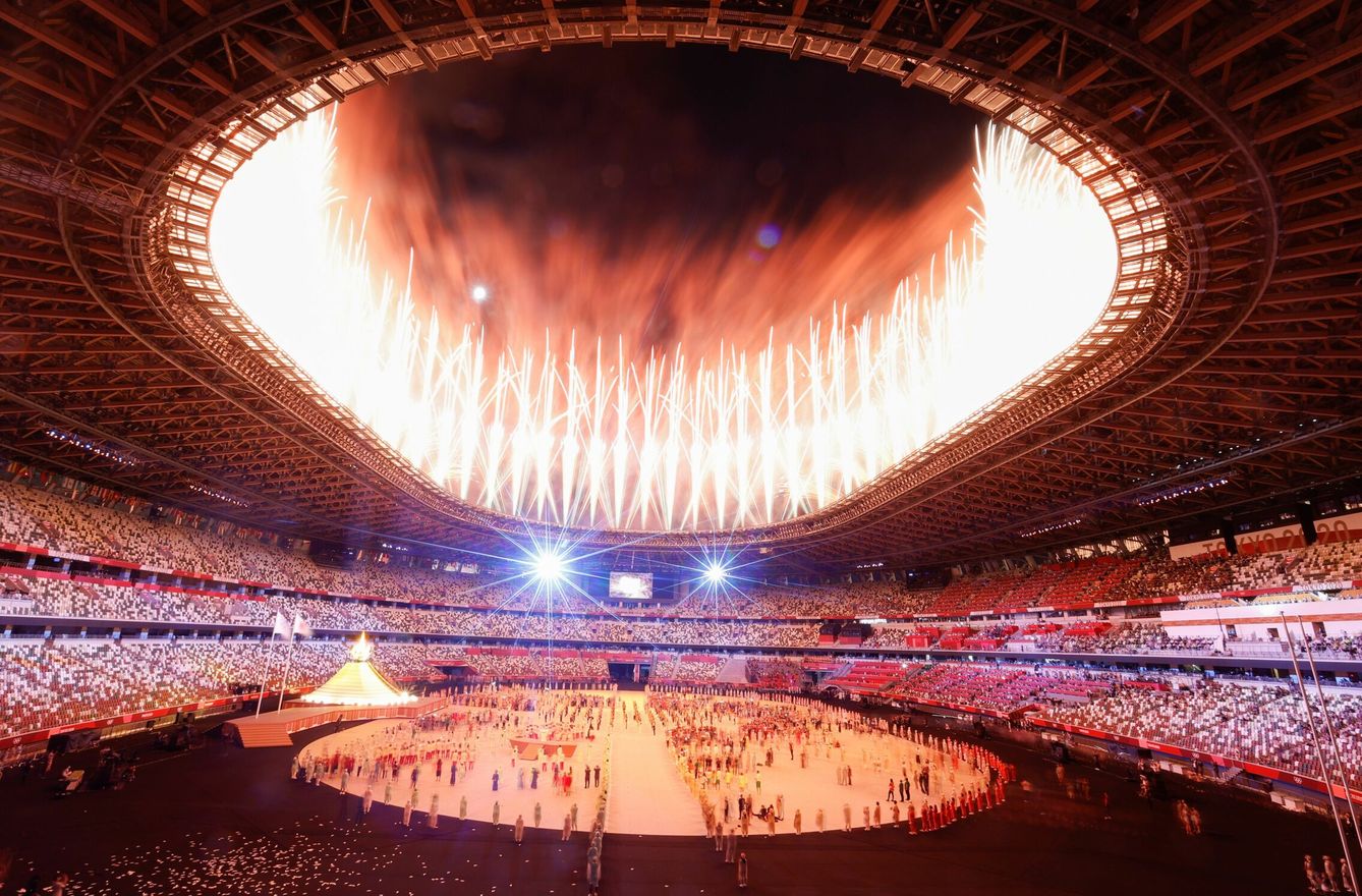 Fuegos artificiales tras la llegada de la llama olímpica al pebetero durante la ceremonia inaugural de los Juegos Olímpicos de Tokio 2020. (EFE) 