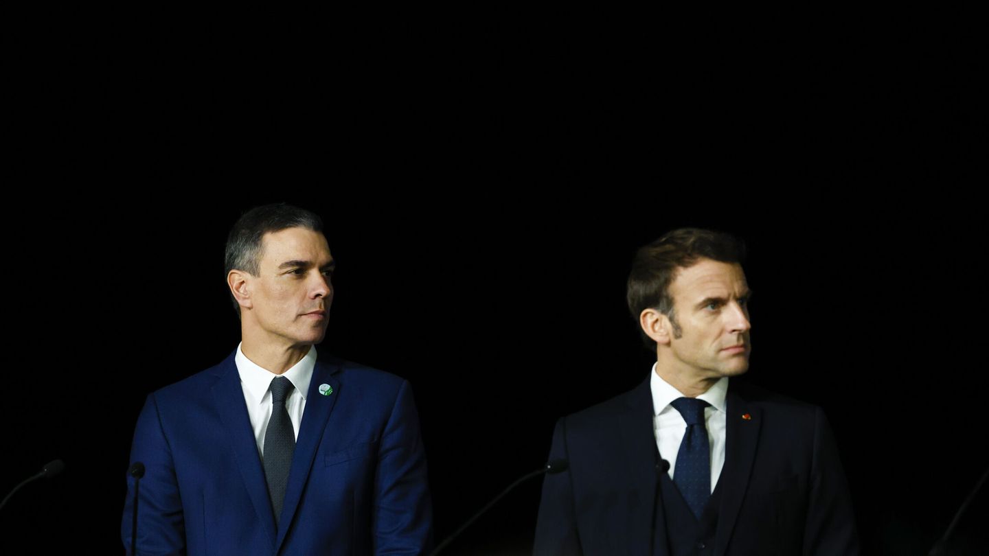 Sánchez y Macron en la novena edición de la Cumbre Euromeditarránea. (EFE/Biel Aliño)