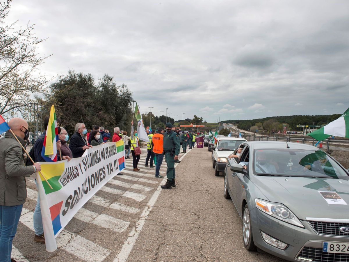 Foto: Una protesta por el abandono de la provincia de Jaén. (EFE/José Manuel Pedrosa)