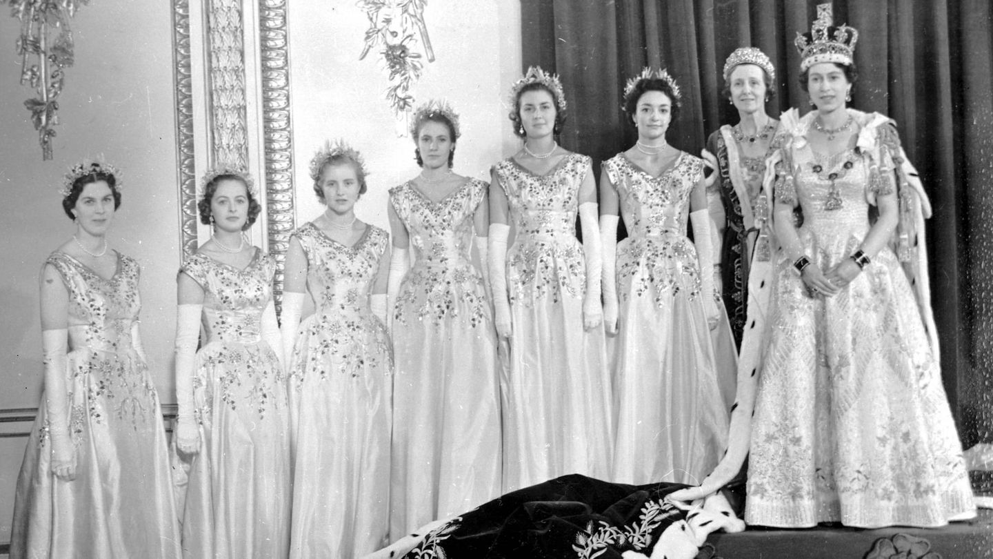 Isabel II y sus damas de compañía, el día de su coronación. (Cordon Press)