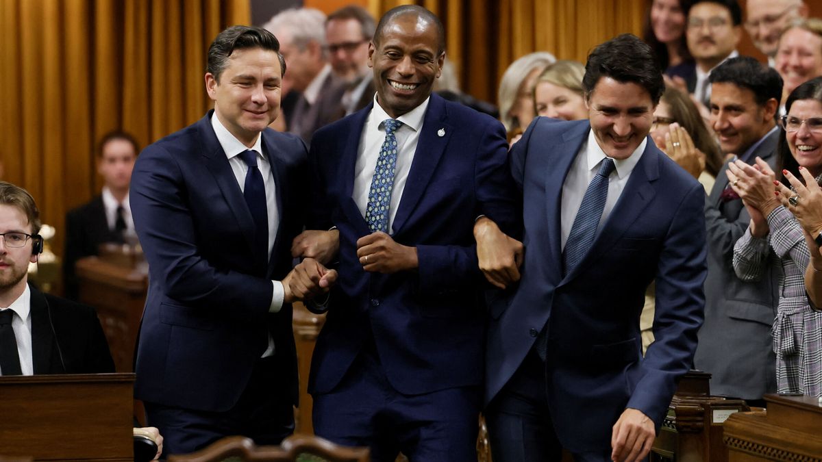 La curiosa tradición de "arrastrar" a los políticos de Canadá que arrasa en redes
