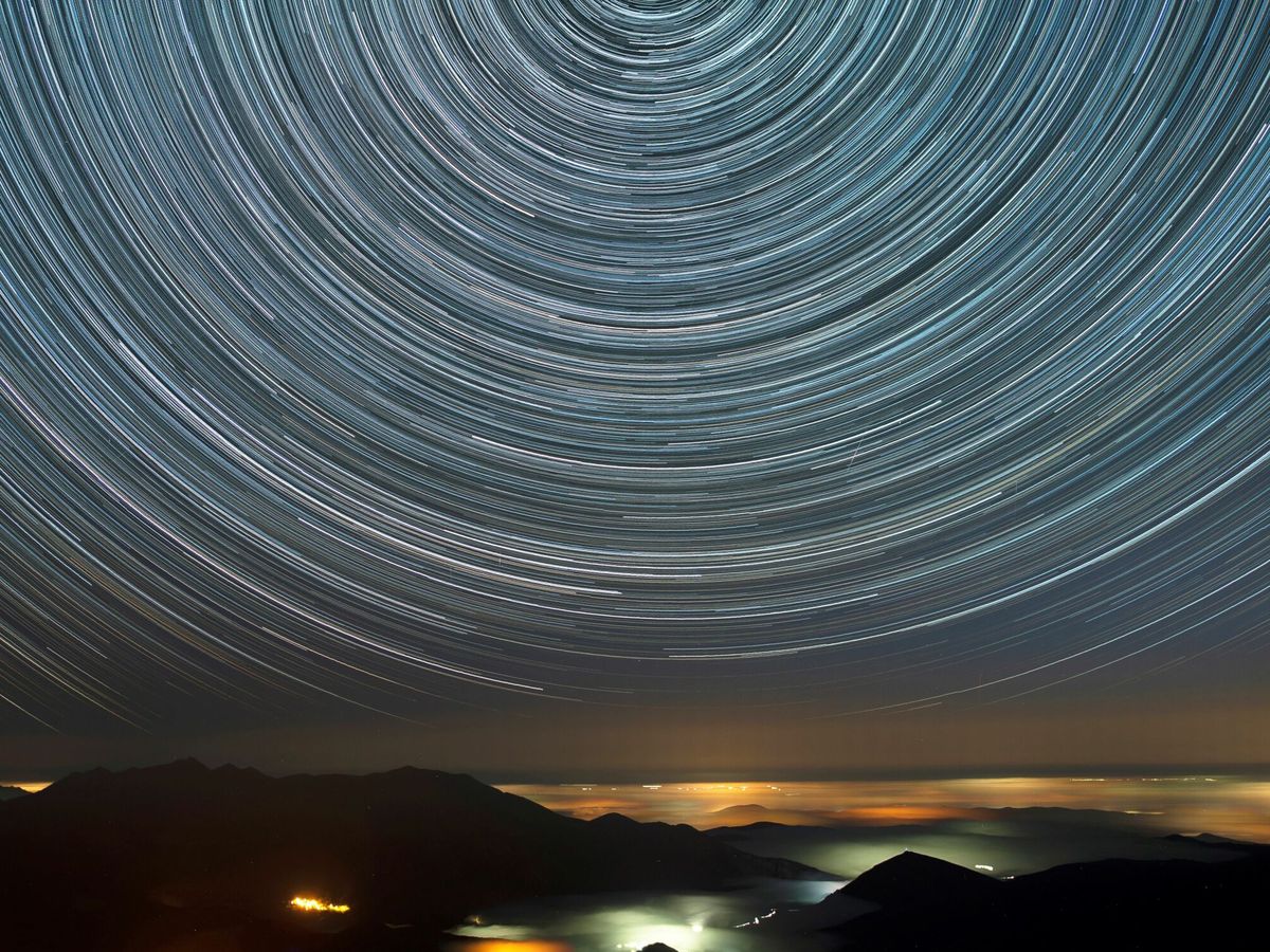 Foto: 300 fotografías de larga exposición en el pico Tres Mares, Cantabria, durante la lluvia de estrellas de las perseidas de 2021. (EFE)