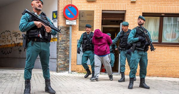 Foto: Efectivos de la Guardia Civil llevan detenido al hombre imputado por la muerte de una mujer en un tiroteo en Las Ventas de Retamosa (Toledo). (EFE)