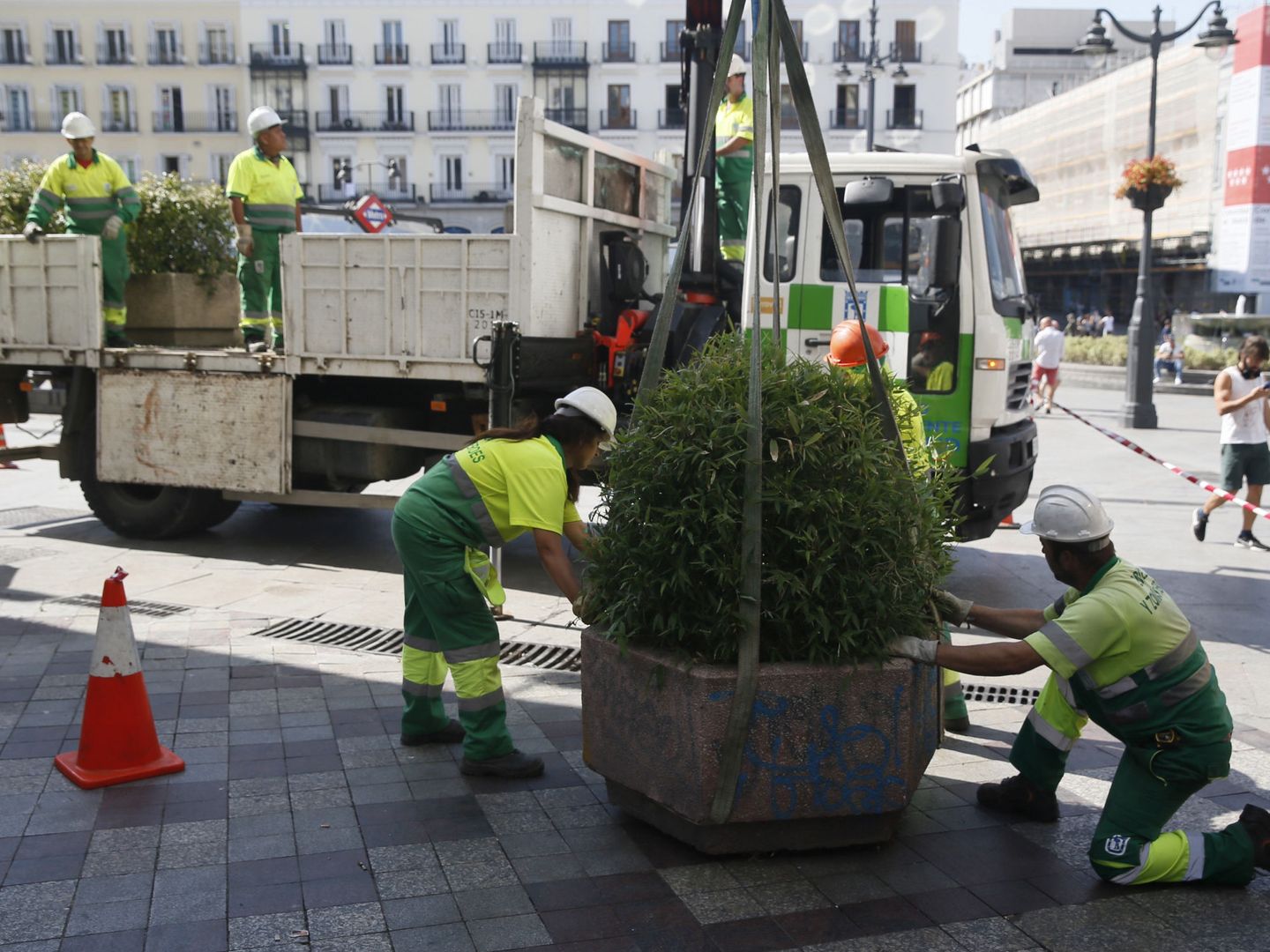Imagen de agosto de la colocación de jardineras en la Calle Montera tras los atentados ocurridos en Barcelona y Cambrils. (EFE)