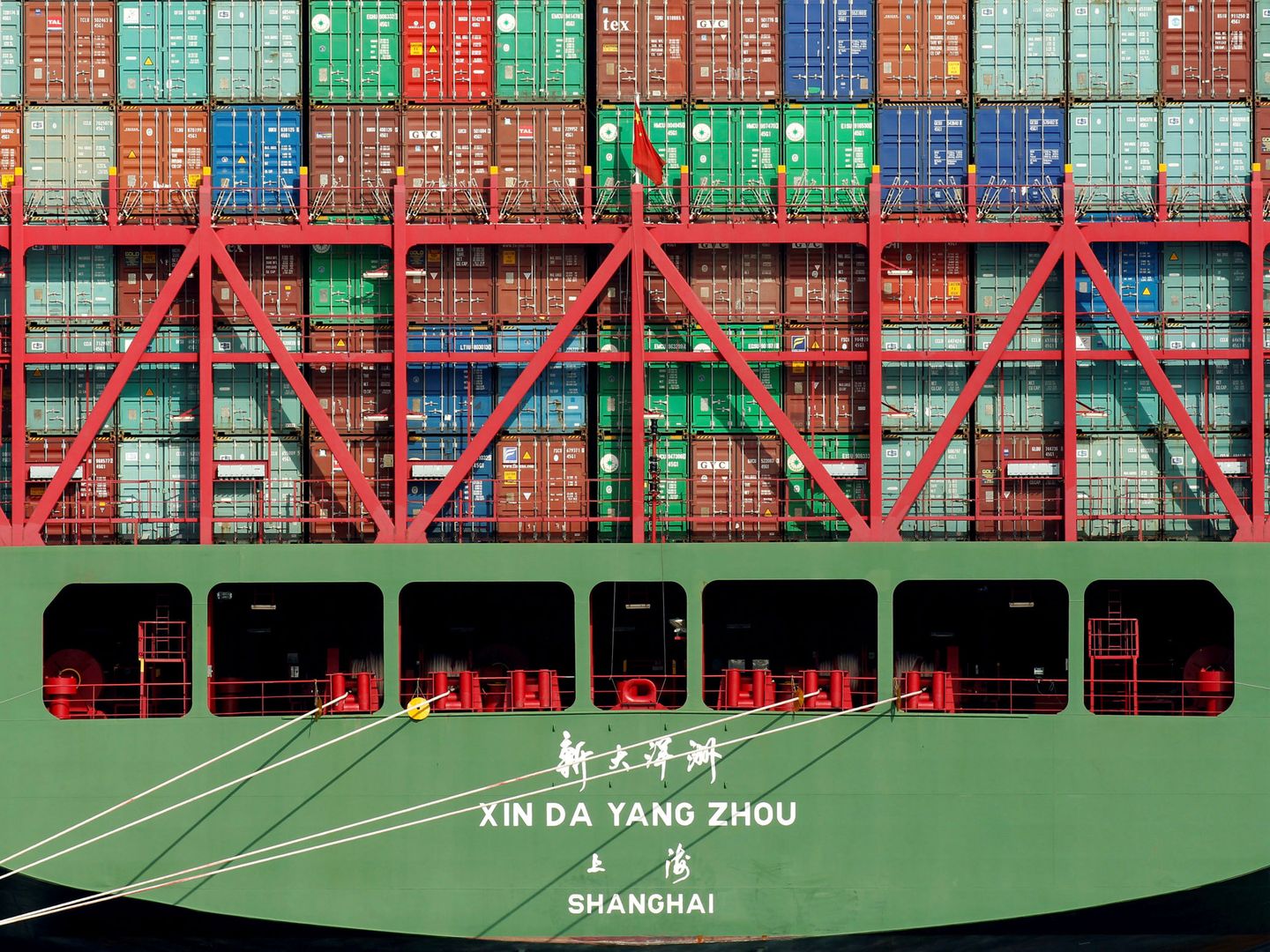 Contenedores de un carguero chino en el puerto de Los Ángeles, destinados a la importación en EEUU. (Reuters)