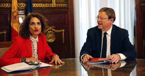 Foto: María Jesús montero y Ximo Puig, en el Ministerio de Hacienda. (EFE)