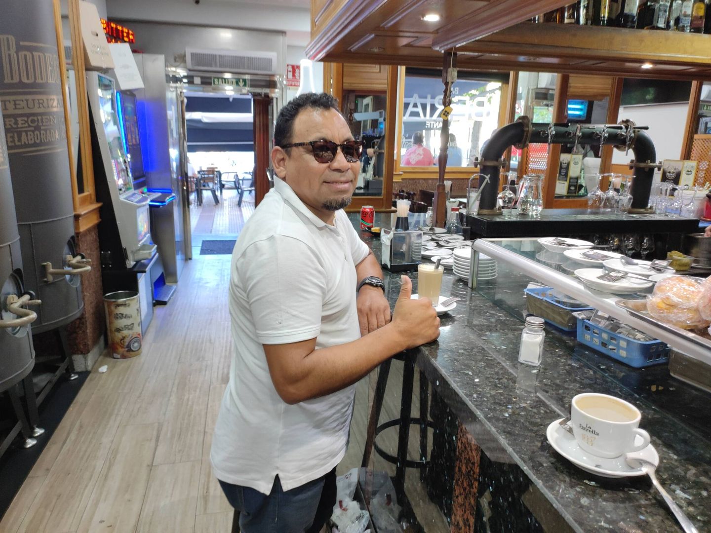 El taxista Héctor tomando un café en el bar Iberia. (L.V.)
