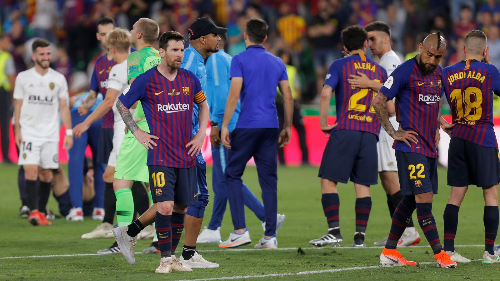 Foto: Messi, con los brazos en jarra tras perder la final de Copa. (Reuters)