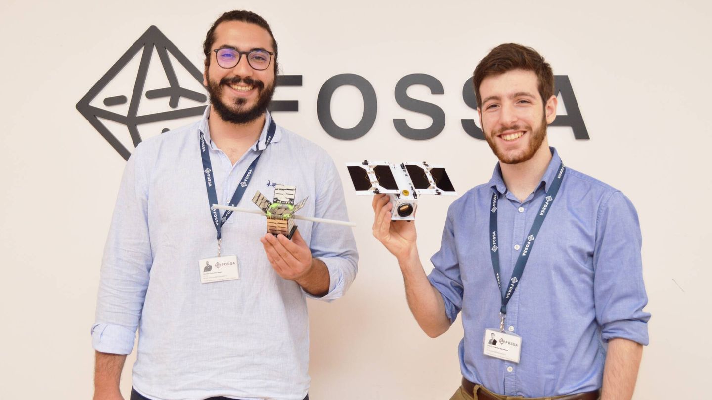Los fundadores de Fossa Systems, Vicente González y Julián Fernández, con los dos primeros modelos de picosatélite de la compañía. (Fossa Systems)