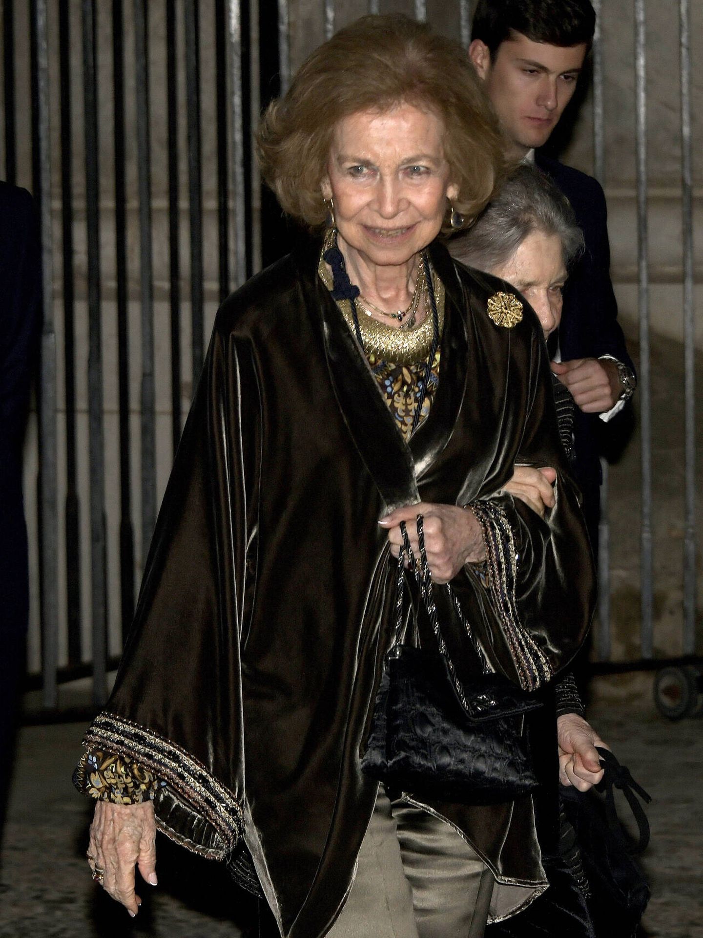 La reina Sofía en el concierto de Pascua de Mallorca con bolso de CH. (Gtres)