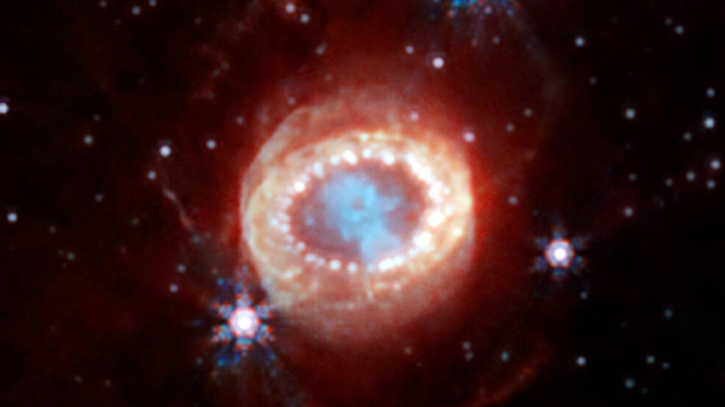 El universo acabará en una traca final de supernovas como esta capturada por el James Webb pero que morirán casi instantáneamente en términos cósmicos. (NASA)