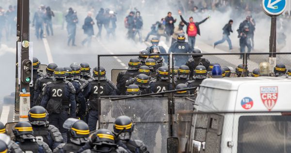 Foto: Manifestantes se enfrentan a la policía durante una marcha por el Día de los Trabajadores, el 1 de mayo de 2018. (EFE)