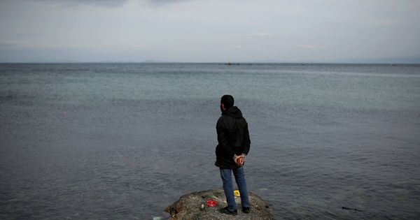 Foto: Un refugiado observa el mar desde la costa, en la ciudad de Mytilene, en la isla griega de Lesbos. (Reuters)  