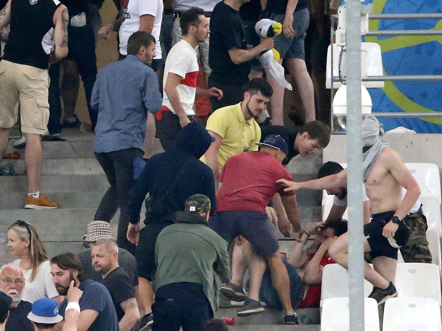 Aficionados rusos e ingleses se enfrentaron en Marsella durante la Eurocopa 2016. (EFE)