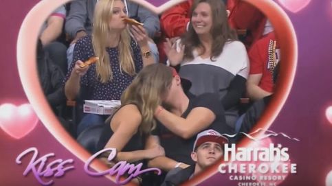 La rubia 'devora pizzas' ajena a las 'Kiss Cam' del estadio de los Atlanta Hawks