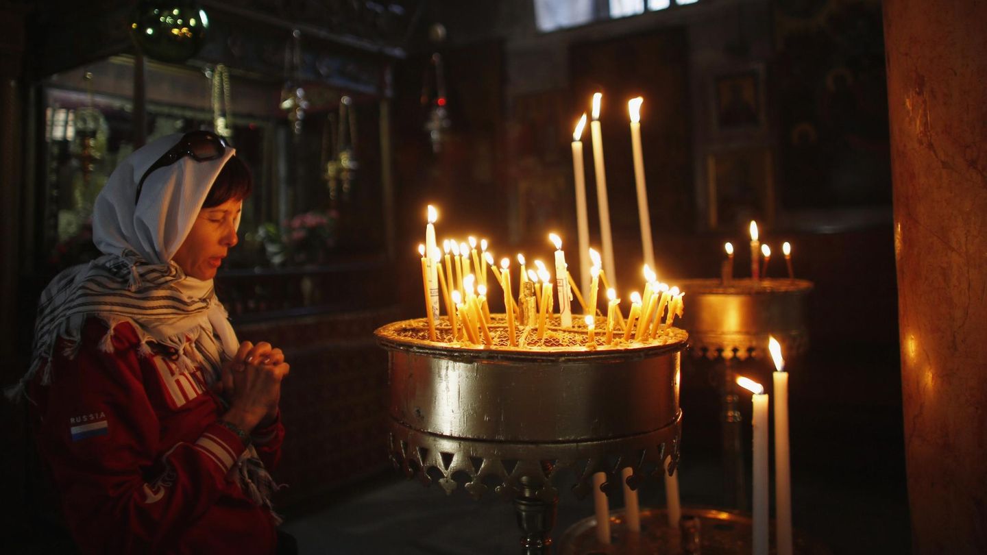 Una turista cristiana reza en la Basílica de la Natividad, en Belén (Reuters). 