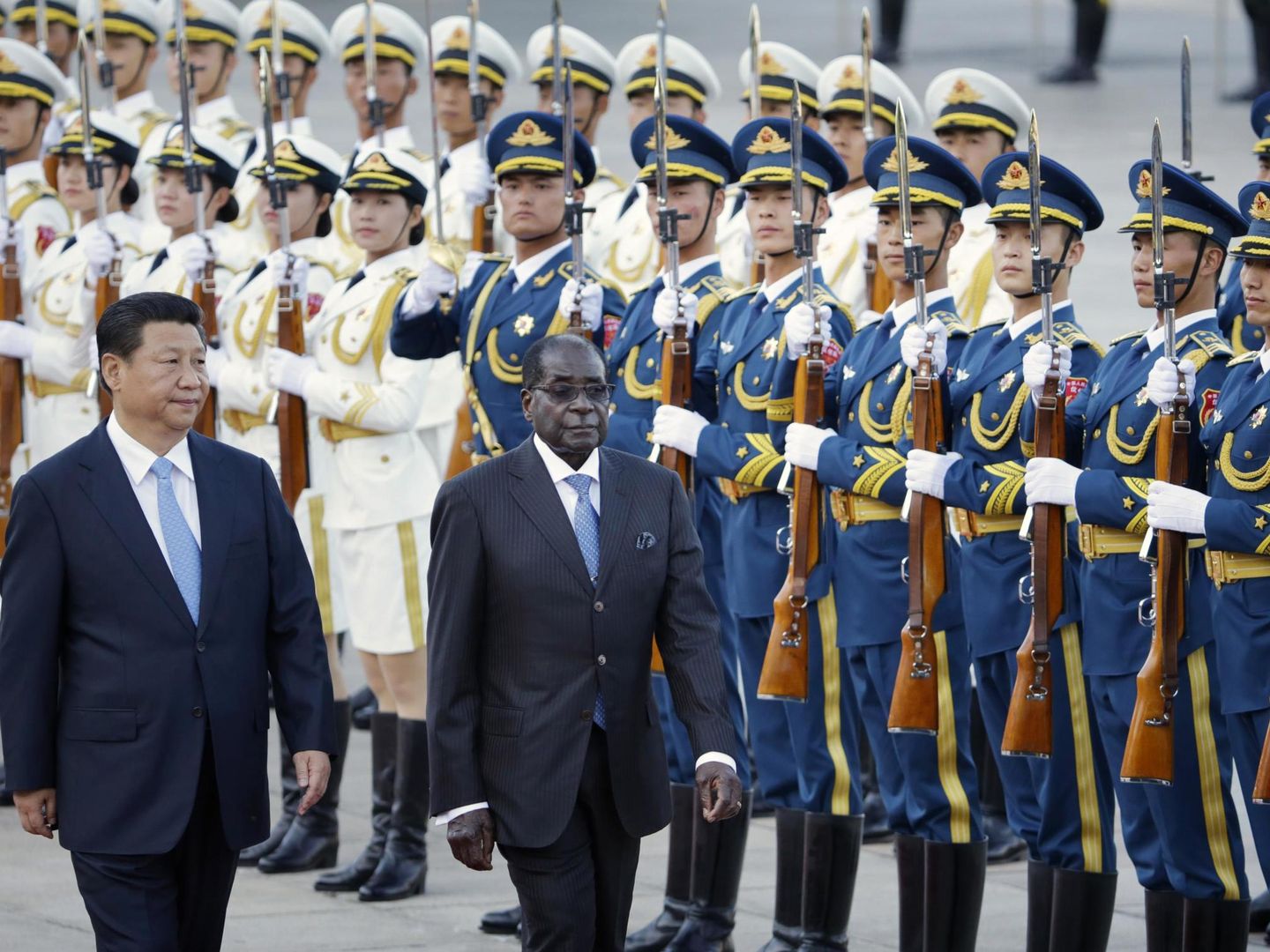Robert Mugabe y el presidente chino Xi Jinping durante una visita oficial a Pekín en 2014. (Reuters)