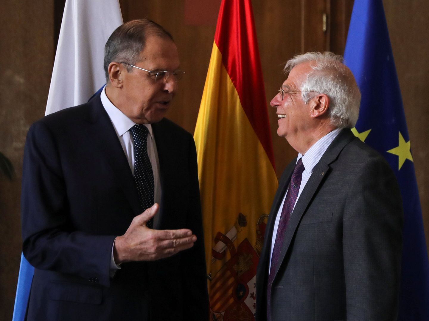 Lavrov charla con Borrell durante el periodo del español como ministro de Exteriores. (EFE)