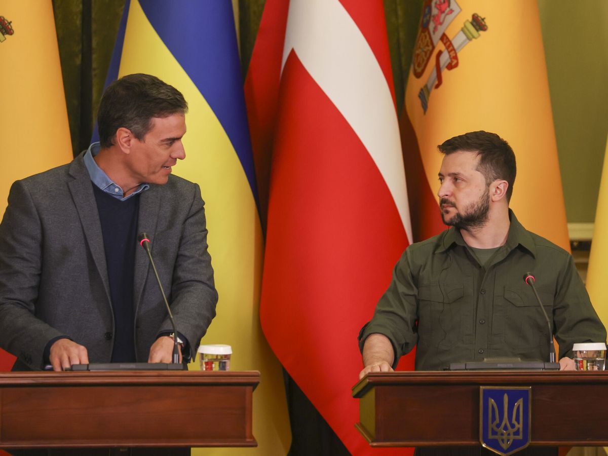 Foto: El presidente del Gobierno, Pedro Sánchez (i), y el presidente de Ucrania, Volodímir Zelenski en una fotografía de archivo. (EFE/Miguel Gutiérrez)