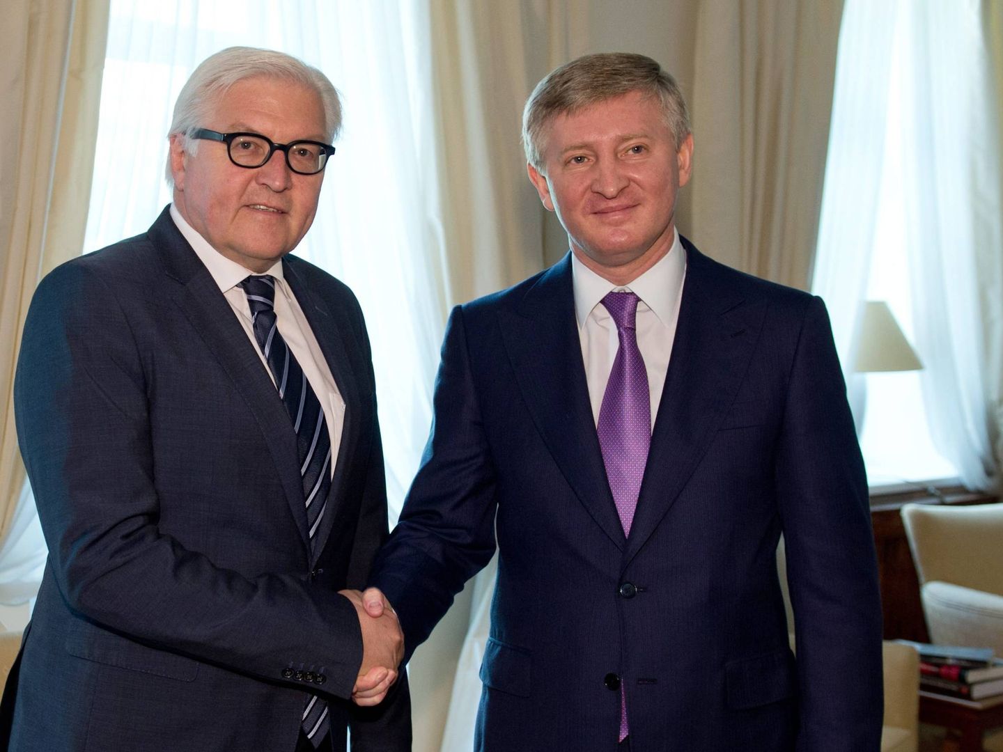 El multimillonario (derecha), junto al actual presidente de Alemania, Frank-Walter Steinmeier. (Cordon Press)