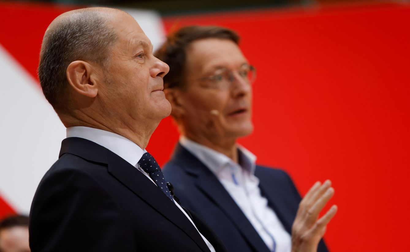 Olaf Scholz, junto al nuevo ministro de Salud Karl Lauterbach. (Reuters/Michele Tantussi)