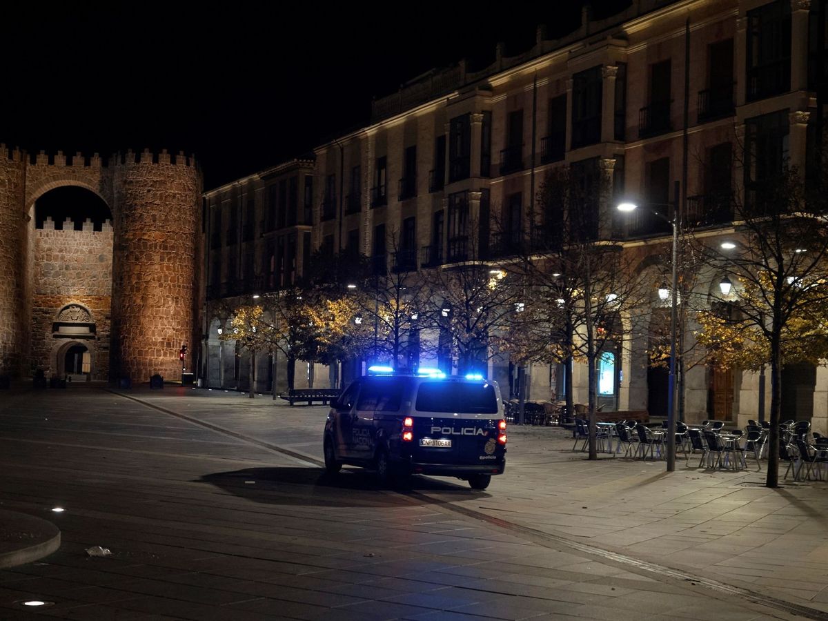 Foto: Un coche de la Policía Nacional en Ávila. (EFE/Raúl Sanchidrián)