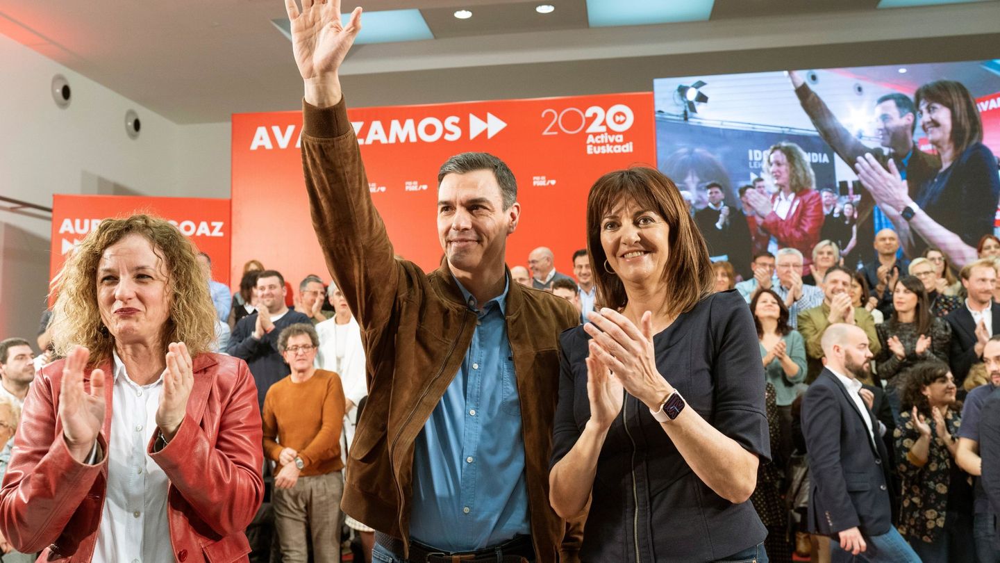 Pedro Sánchez, con Idoia Mendia (d) y la secretaria general del PSE de Álava, Cristina González (i), el 1 de marzo en Vitoria, en la precampaña de las elecciones (luego suspendidas) del 5 de abril. (EFE)