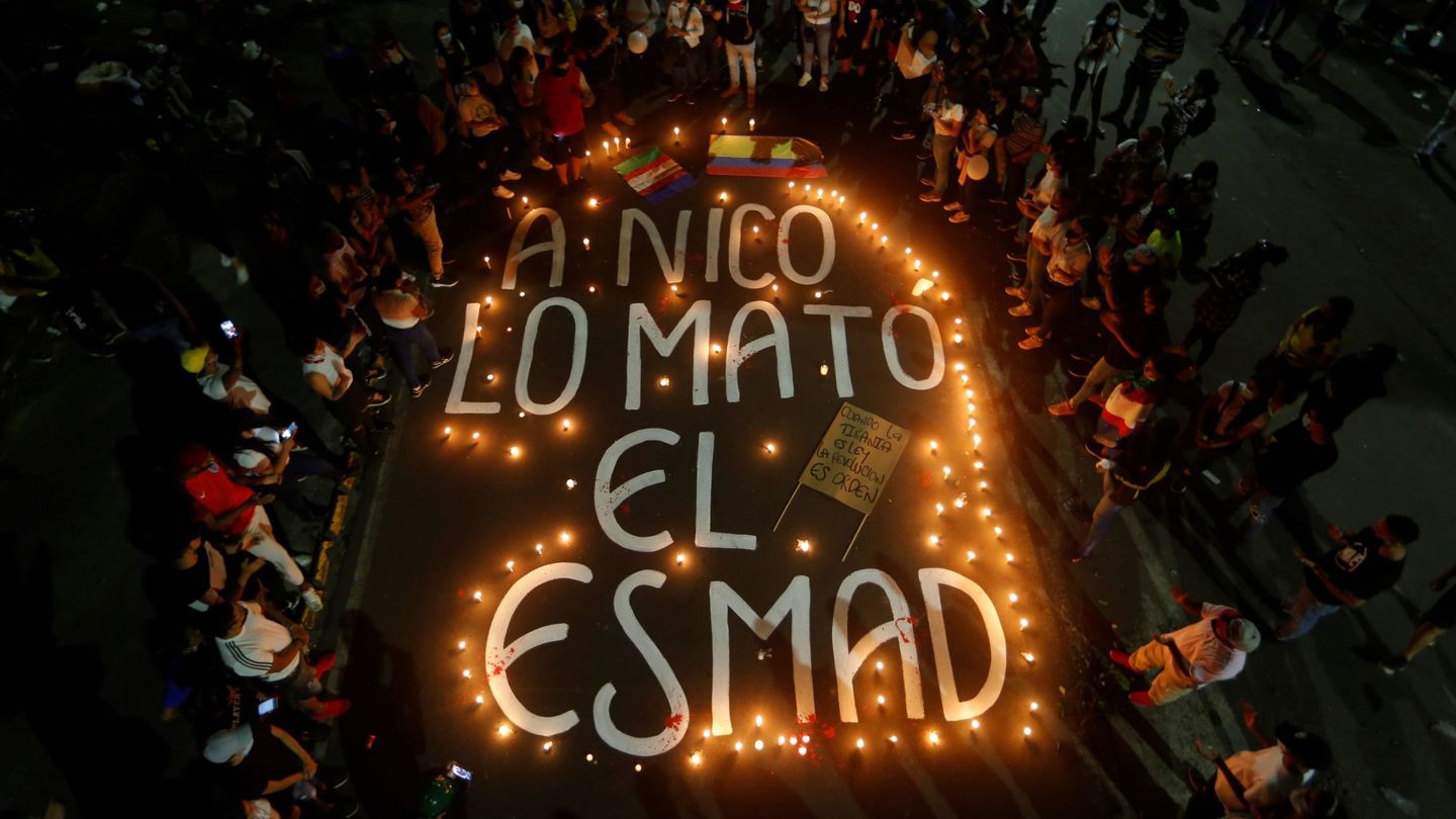 Homenaje en Cali a uno de los fallecidos en las protestas. Los manifestantes culpan al Escuadrón Móvil Antidisturbios (Esmad) de la policía colombiana. (EFE)