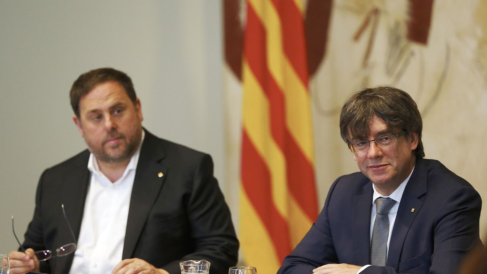 Foto: El presidente de la Generalitat, Carles Puigdemont, y su vicepresidente, Oriol Junqueras (i), durante la reunión semanal del Gobierno catalán. (EFE)