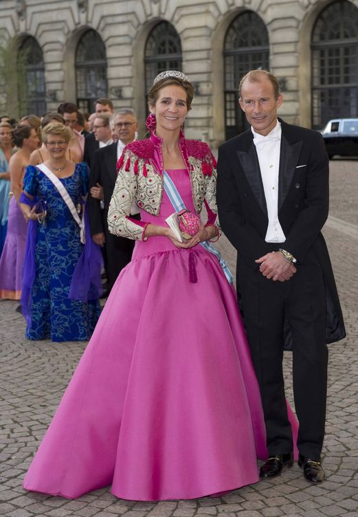 La infanta Elena, con Kyril de Bulgaria en la boda de Victoria de Suecia, vestida por Caprile. (EFE)