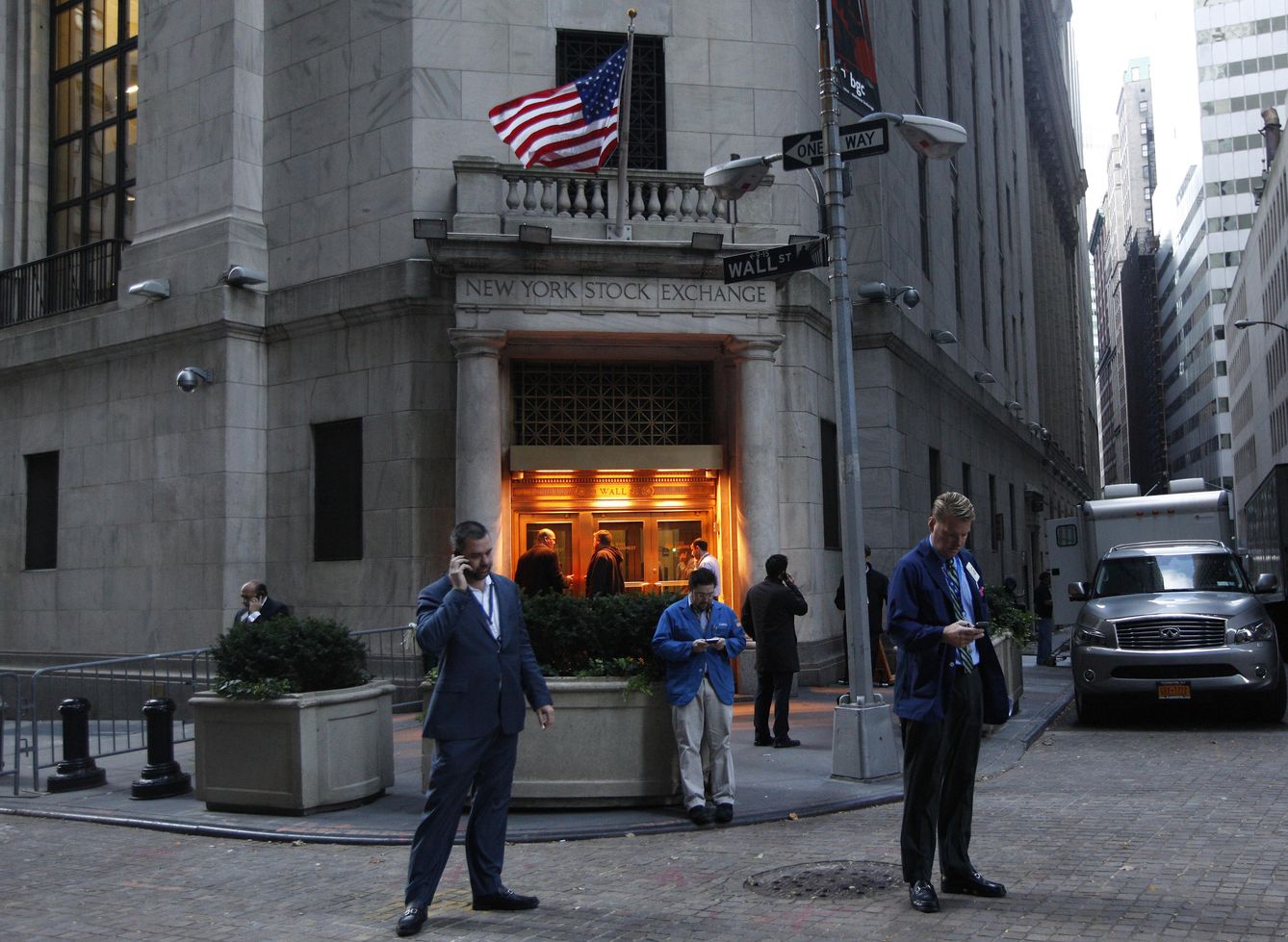 Brokers en la puerta de la Bolsa de Nueva York (Reuters). 
