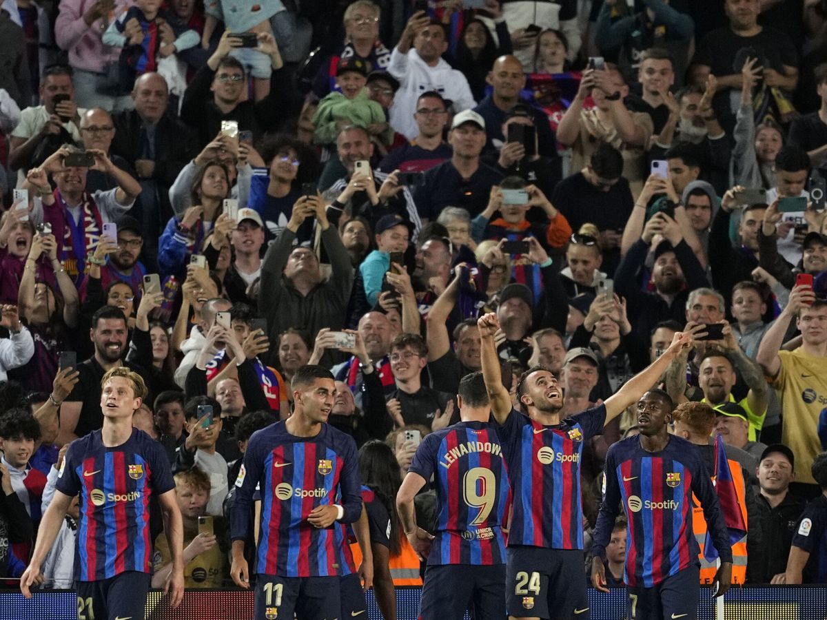 Foto: Los jugadores celebran el gol de Jordi Alba ante Osasuna. (EFE/Alejandro García).