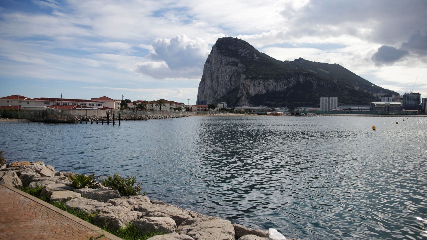 El Peñón de Gibraltar desde La Línea de la Concepción, España. (Reuters)