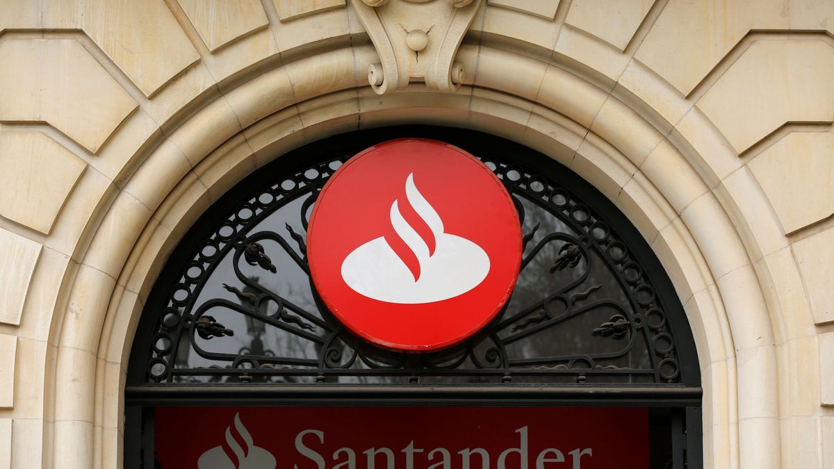 Santander prestará servicios en oficinas de Correos y repartirá dinero a domicilio