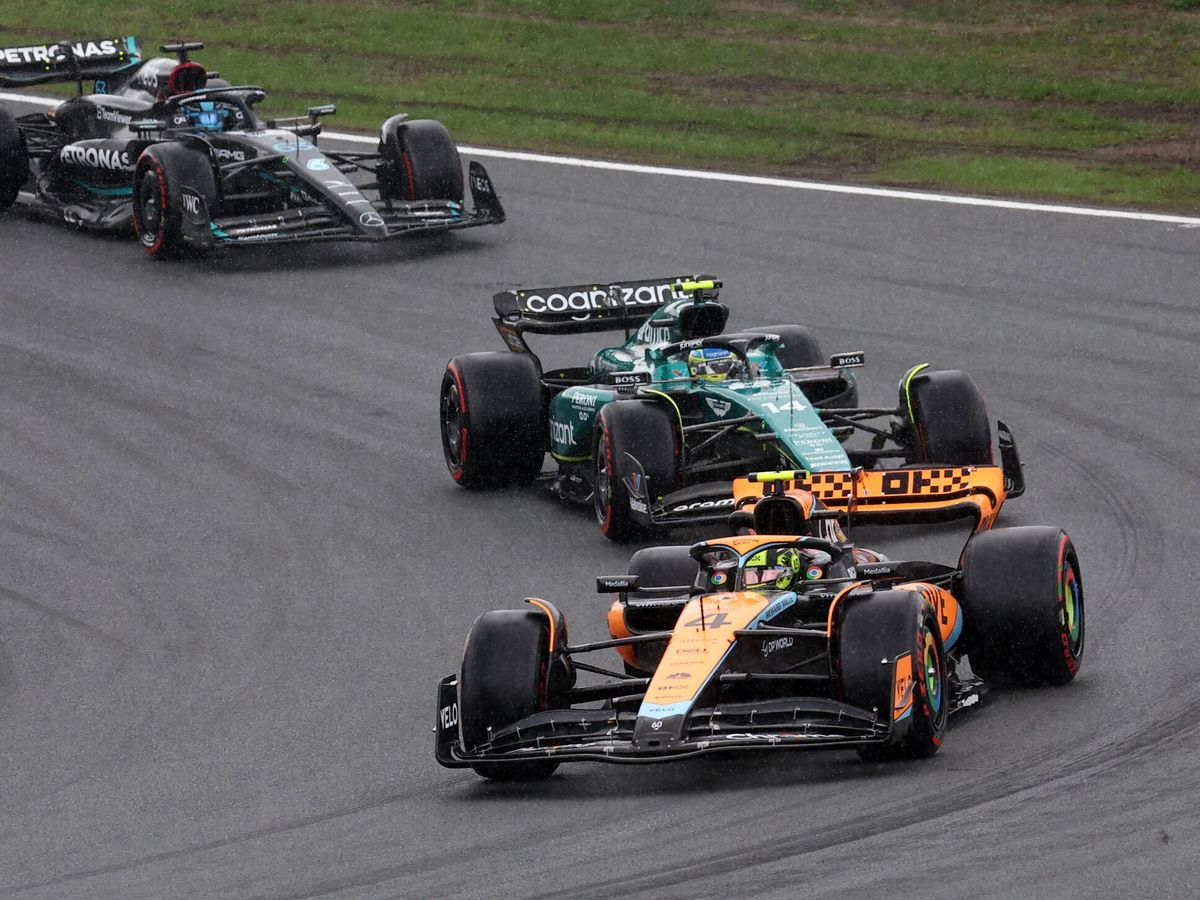 Foto: Lando Norris (McLaren), peleando con Fernando Alonso (Aston Martin) en el pasado Gran Premio delos Países Bajos