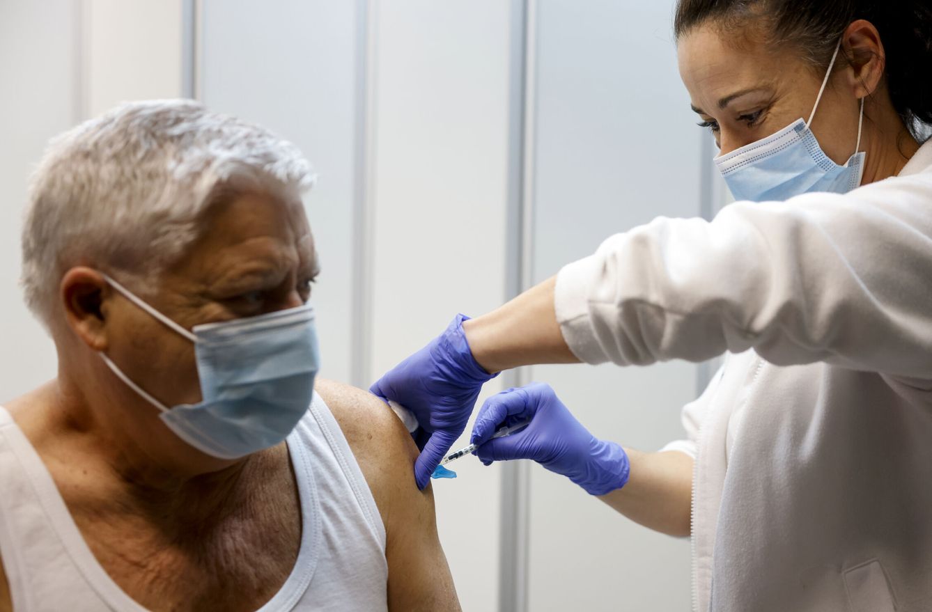 Los ciudadanos de la Comunidad Valenciana pueden acudir a los centros de salud para vacunarse sin cita previa contra la gripe y o el covid. (EFE/Ana Escobar)