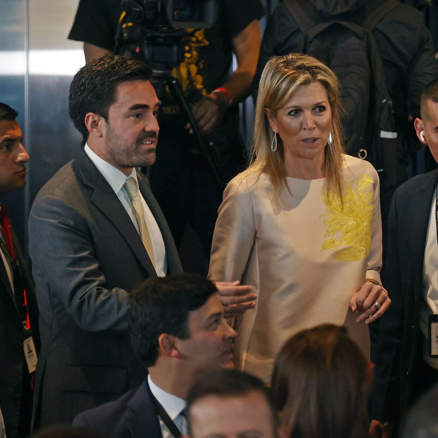 La reina Máxima de los Países Bajos camina junto a Gabriel Santos García, presidente ejecutivo de Colombia Fintech. (EFE/Mauricio Dueñas Castañeda)