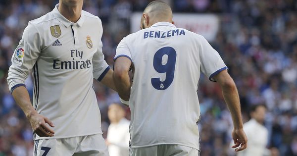 Foto: Cristiano y Benzema celebran un gol del Real Madrid en el Bernabéu. (EFE)